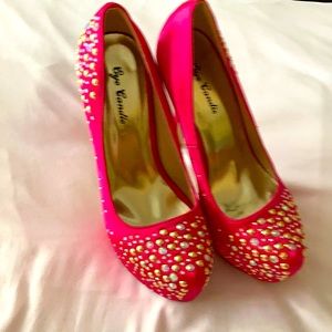 NWT Eye Candy  pink Beautiful heels.